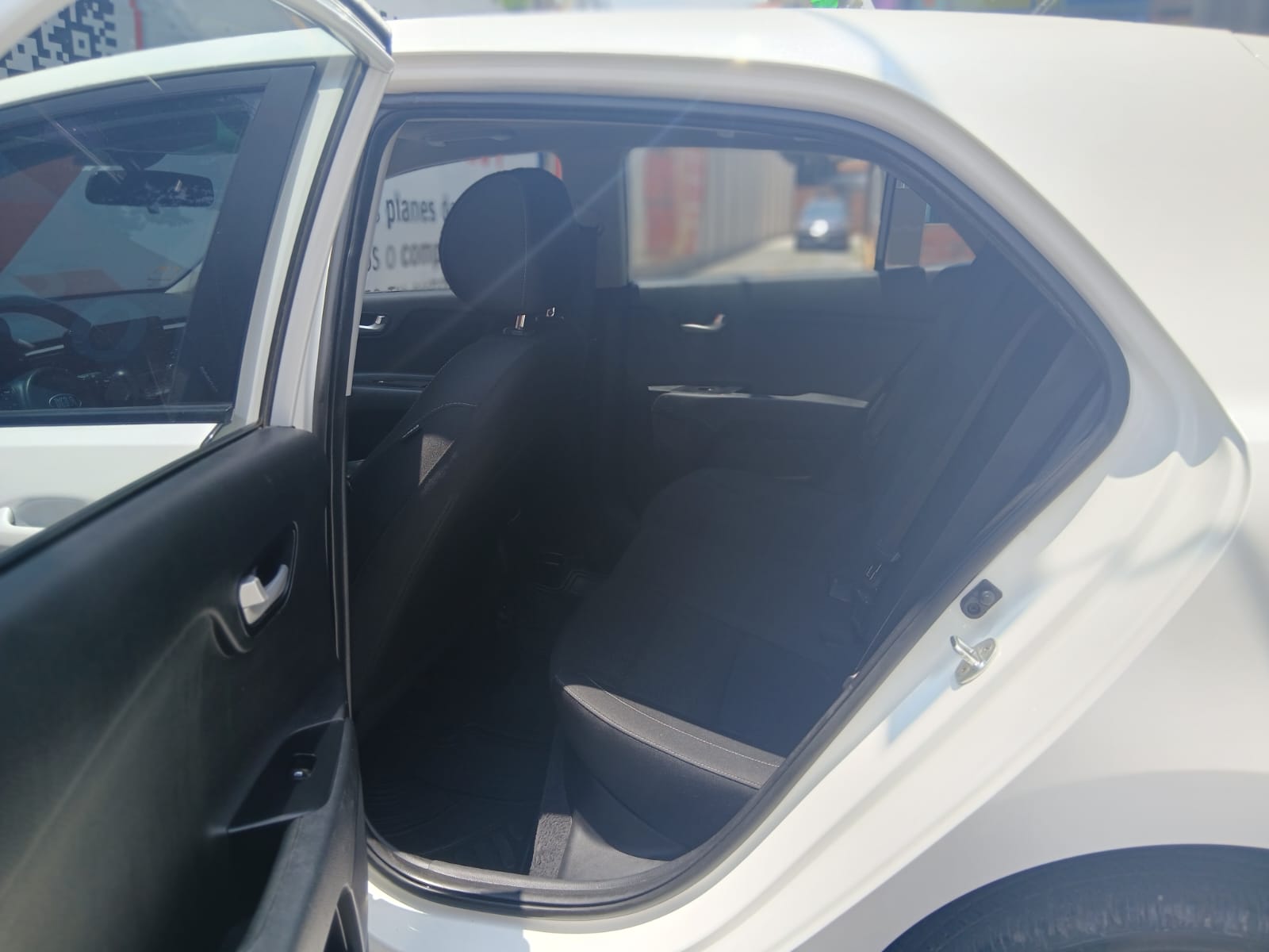 2018 Kia Rio EX, L4, 1.6L, 121 CP, 5 PUERTAS, STD