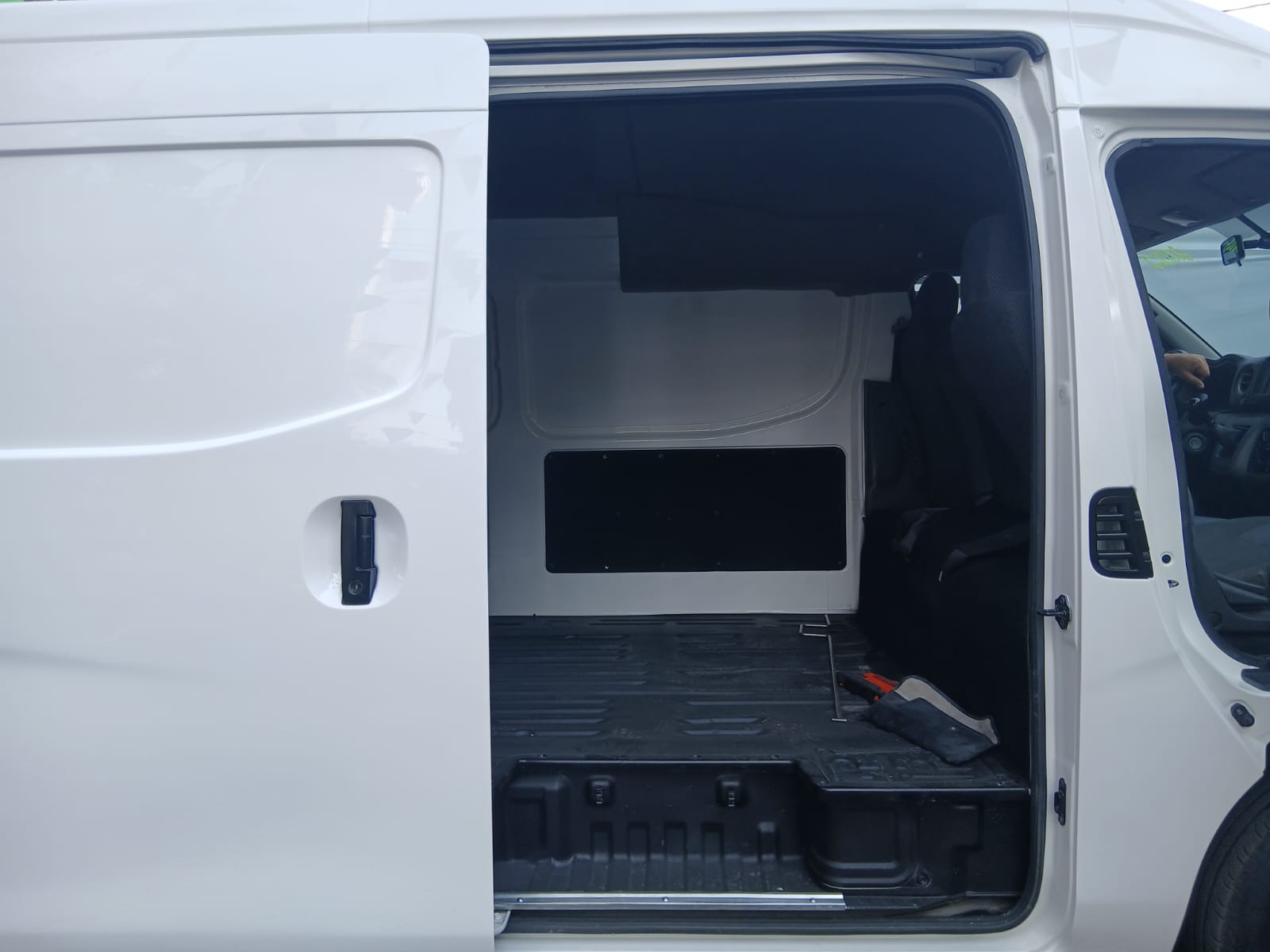 2022 Nissan NV350 Urvan PANEL AMPLIA, L4, 2.5L, 145 CP, 4 PUERTAS, STD, AA PAQ SEG