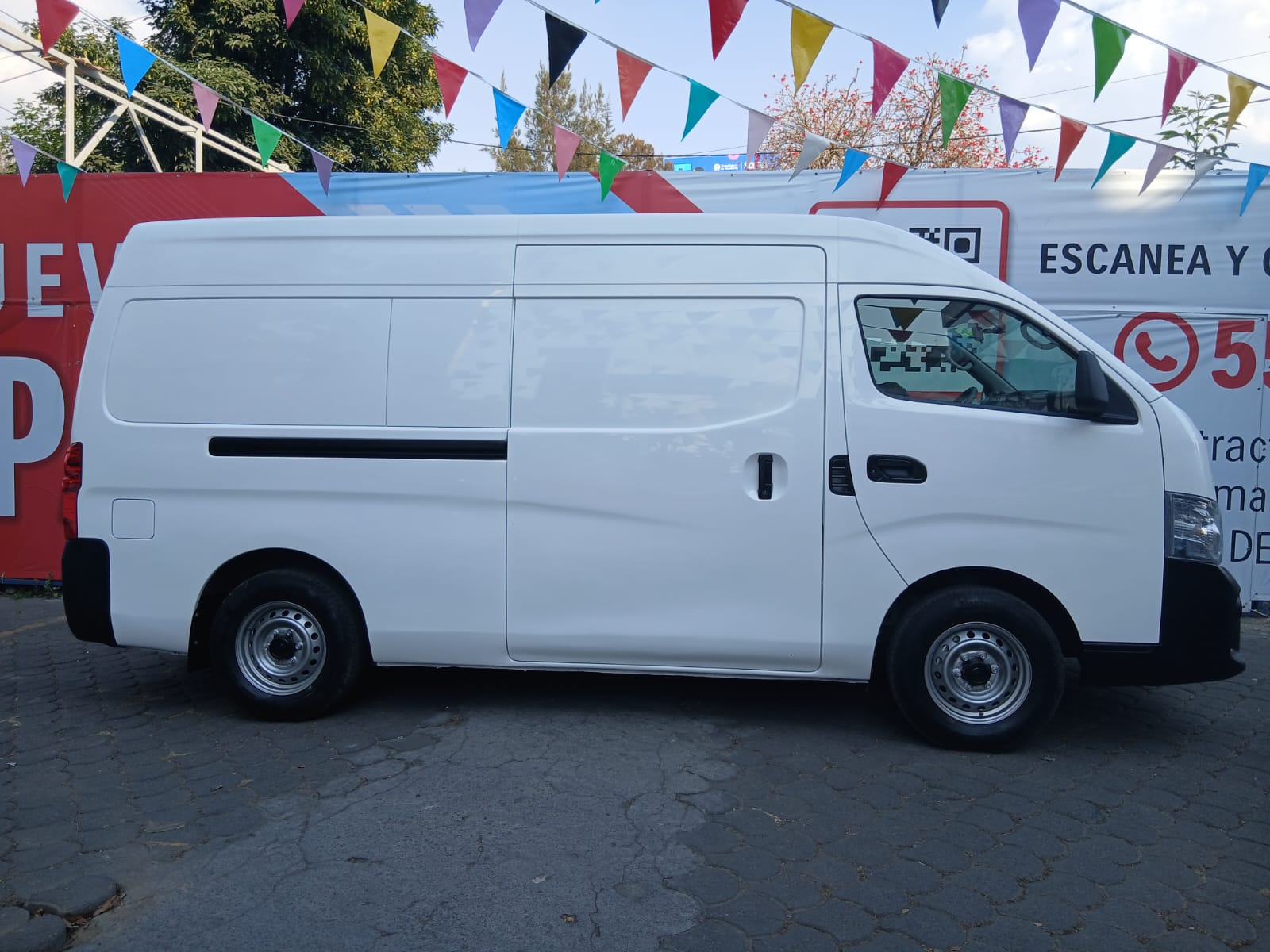 2022 Nissan NV350 Urvan PANEL AMPLIA, L4, 2.5L, 145 CP, 4 PUERTAS, STD, AA PAQ SEG
